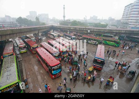 Dhaka, Bangladesh. 22 juin 2021. Les voyageurs et les travailleurs du transport ont énormément souffert sur différentes autoroutes le premier jour des nouvelles restrictions sur les mouvements et activités publics, à l'exception des services d'urgence dans sept districts de la division de Dhaka, mardi, en raison de la suspension des services d'autobus et de traversier et des services ferroviaires limités, à Dhaka, au Bangladesh, 22 juin 2021. Credit: Suvra Kanti Das/ZUMA Wire/Alay Live News Banque D'Images