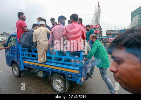 Narayanganj, Bangladesh. 22 juin 2021. Les voyageurs et les travailleurs du transport ont énormément souffert sur différentes autoroutes le premier jour des nouvelles restrictions sur les mouvements et activités publics, à l'exception des services d'urgence dans sept districts de la division de Dhaka, mardi, en raison de la suspension des services d'autobus et de traversier et des services ferroviaires limités, à Narayanganj, au Bangladesh, 22 juin 2021. Credit: Suvra Kanti Das/ZUMA Wire/Alay Live News Banque D'Images