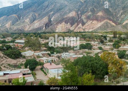 Village Maimara sous roche colorée appelée Paleta del Pintor (Painter's Palette) dans la vallée de Quebrada de Humahuaca, Argentine Banque D'Images