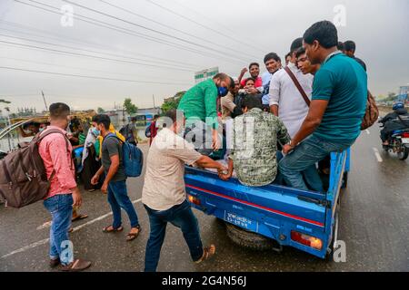 Narayanganj, Bangladesh. 22 juin 2021. Les voyageurs et les travailleurs du transport ont énormément souffert sur différentes autoroutes le premier jour des nouvelles restrictions sur les mouvements et activités publics, à l'exception des services d'urgence dans sept districts de la division de Dhaka, mardi, en raison de la suspension des services d'autobus et de traversier et des services ferroviaires limités, à Narayanganj, au Bangladesh, 22 juin 2021. Credit: Suvra Kanti Das/ZUMA Wire/Alay Live News Banque D'Images