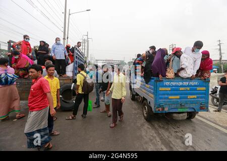 Narayanganj, Bangladesh. 22 juin 2021. Les voyageurs et les travailleurs du transport ont énormément souffert sur différentes autoroutes le premier jour des nouvelles restrictions sur les mouvements et activités publics, à l'exception des services d'urgence dans sept districts de la division de Dhaka, mardi, en raison de la suspension des services d'autobus et de traversier et des services ferroviaires limités, à Narayanganj, au Bangladesh, 22 juin 2021. Credit: Suvra Kanti Das/ZUMA Wire/Alay Live News Banque D'Images