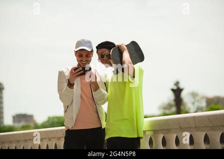 Deux meilleurs amis masculins ont un grand moment ensemble tout en riant Banque D'Images