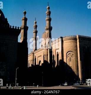 EXTÉRIEUR DE LA MEZQUITA AL-RIFAI CONSTRUIDA ENTRE 1869 Y 1912 - FOTO AÑOS 70. LIEU: MEZQUITA DE AL-RIFAI. KAIRO. ÉGYPTE. Banque D'Images