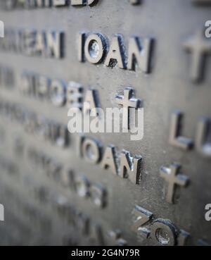 Bucarest, Roumanie - 22 juin 2021: Faible profondeur de champ (foyer sélectif) détails avec les noms des personnes qui sont mortes dans la Révolution roumaine de 198 Banque D'Images