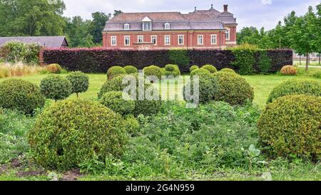 Scène de parc rural avec buis rond et haie de hêtre pourpre. Château de Nordkirchen, Allemagne, bâtiment « Oranienburg » Banque D'Images