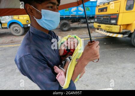 Narayanganj, Bangladesh. 22 juin 2021. Les voyageurs et les travailleurs des transports ont énormément souffert sur différentes autoroutes le premier jour des nouvelles restrictions sur les mouvements et activités publics, à l'exception des services d'urgence dans sept districts de Dhaka, en raison de la suspension des services d'autobus et de traversier de passagers interdistricts et des services ferroviaires limités. Credit: Suvra Kanti Das/ZUMA Wire/Alay Live News Banque D'Images