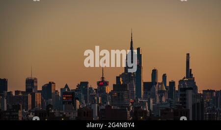Horizon de la ville de New York avec de grands bâtiments face à un ciel de couleur coucher de soleil Banque D'Images