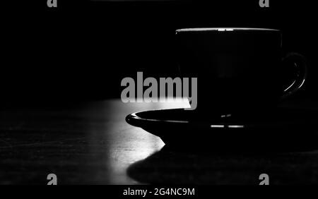 Une tasse de café noir et blanc sur une table en marbre. Banque D'Images