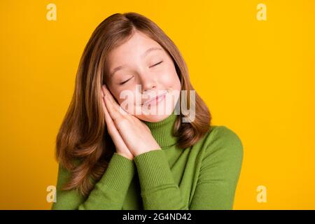 Photo portrait fille dormant fatiguée sur break isolé couleur jaune vif fond Banque D'Images