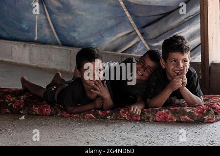 BIR Hadaj, Israël. 22 juin 2021. Les jeunes garçons écoutent leurs aînés dans la tente des visiteurs de la ville bédouine de Bir Hadaj. La bataille politique de plusieurs décennies pour les villages bédouins non reconnus et le développement de ceux qui sont déjà légalisés dans le Negev israélien a pris le pas comme nouveau gouvernement d'unité Bennett - Lapid dépend du soutien des votes des quatre sièges de la Knesset appartenant à la Raam, liste arabe unie. Crédit : NIR Amon/Alamy Live News Banque D'Images