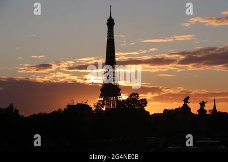 Coucher de soleil sur la Tour Eiffel Banque D'Images