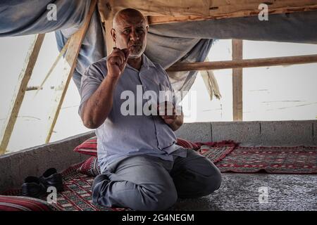 BIR Hadaj, Israël. 22 juin 2021. ATIEH AL ASAM, chef du conseil régional des villages non reconnus du Néguev, explique l'avenir incertain et la menace d'expulsion sous laquelle les Bédouins vivent dans les villages non reconnus et les démolitions de maisons dans les cantons légaux de construction illégale. La bataille politique de plusieurs décennies pour les villages bédouins non reconnus et le développement de ceux qui sont déjà légalisés dans le Negev israélien a pris le pas comme nouveau gouvernement d'unité Bennett - Lapid dépend du soutien des votes des quatre sièges de la Knesset appartenant à la Raam, liste arabe unie. Crédit : Anon NIR/A. Banque D'Images