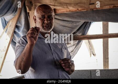 BIR Hadaj, Israël. 22 juin 2021. ATIEH AL ASAM, chef du conseil régional des villages non reconnus du Néguev, explique l'avenir incertain et la menace d'expulsion sous laquelle les Bédouins vivent dans les villages non reconnus et les démolitions de maisons dans les cantons légaux de construction illégale. La bataille politique de plusieurs décennies pour les villages bédouins non reconnus et le développement de ceux qui sont déjà légalisés dans le Negev israélien a pris le pas comme nouveau gouvernement d'unité Bennett - Lapid dépend du soutien des votes des quatre sièges de la Knesset appartenant à la Raam, liste arabe unie. Crédit : Anon NIR/A. Banque D'Images