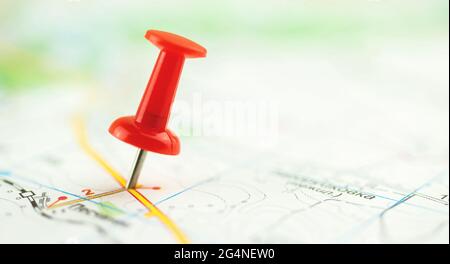 Gros plan d'une punaise rouge sur la carte de la ville, composition sélective de la mise au point Banque D'Images