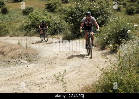 Loisirs en plein air en Sicile nature motards qui longent un chemin de montagne du parc nebrodi Banque D'Images
