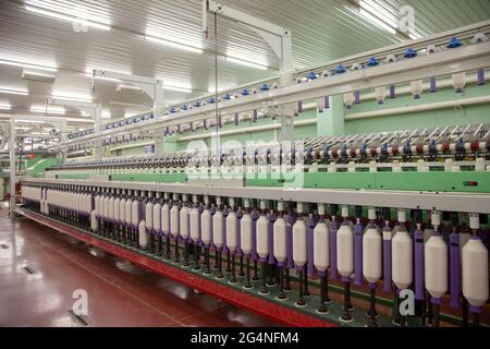 Production de fils de coton dans une usine textile en Turquie Banque D'Images