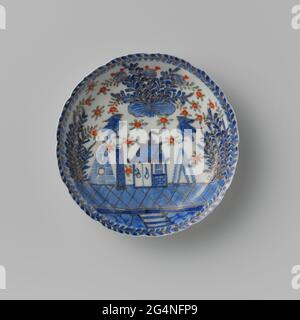 Soucoupe-plat avec deux oiseaux et un bouquet de fleurs au-dessus d'une maison près des plantes à fleurs. Échelle de porcelaine avec bord à lobes, peinte en bleu sous-glaçure et sur le rouge, le vert et l'or glacis. Sur le devant en bleu underglaze un chalet avec une forme de pyramide de chaque côté dans les plantes à fleurs, au-dessus de la maison deux oiseaux volants et un bouquet. Ajouté en Europe dans les branches de fleur d'email et contour d'or. Marqué sur le fond avec un motif Ruyi dans un double cercle. Décoration en Europe. Banque D'Images