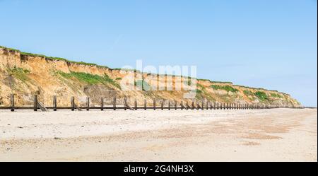 Panorama d'images multiples de la plage de Happisburgh vue sur la côte nord de Norfolk sous un ciel bleu en juin 2021. Banque D'Images