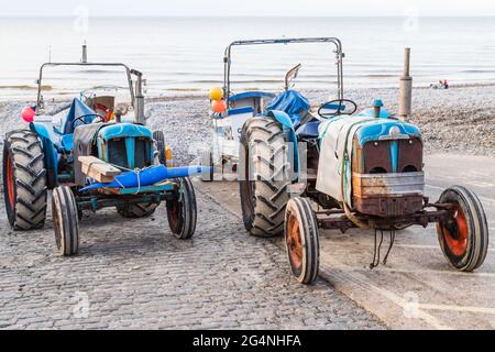 Tracteurs sur la cale de Cromer utilisés pour récupérer les bateaux de pêche utilisés pour attraper le célèbre crabe Cromer au large de la côte nord de Norfolk, vu en juin 2021. Banque D'Images