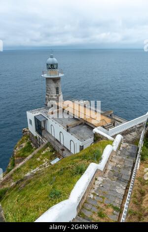 Photo verticale du phare de Santa Catalina de Lekeitio à Bizkaia, pays basque Banque D'Images