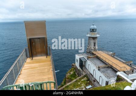 Photo en grand angle du phare de Santa Catalina de Lekeitio à Bizkaia, pays basque Banque D'Images