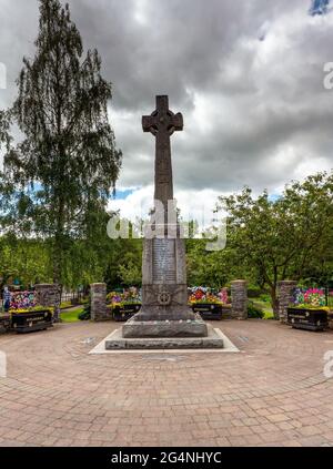 Mémorial de guerre à la mémoire des soldats tombés sur la rue principale à Pitlochry, Perthshire, Écosse, Royaume-Uni Banque D'Images