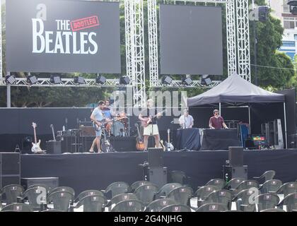 Las Palmas, Grande Canarie, Îles Canaries, Espagne. 22 juin 2021. Presque toutes les dates de concert au Royaume-Uni ont été reportées en raison du groupe d'hommage de Covid, The Bootleg Beatles, basé au Royaume-Uni, qui a passé son contrôle sonore avant un concert en plein air à Las Palmas sur Gran Canaria. Ils ont effectué plus de 4,000 fois depuis leur établissement en mars 1980. Crédit : Alan Dawson/Alay Live News Banque D'Images