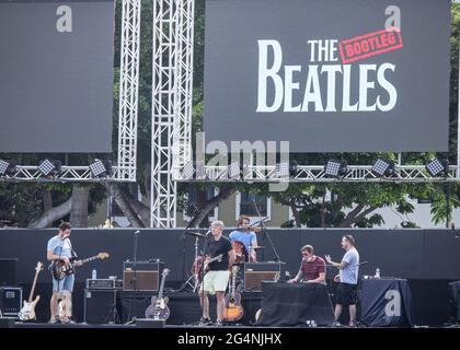 Las Palmas, Grande Canarie, Îles Canaries, Espagne. 22 juin 2021. Presque toutes les dates de concert au Royaume-Uni ont été reportées en raison du groupe d'hommage de Covid, The Bootleg Beatles, basé au Royaume-Uni, qui a passé son contrôle sonore avant un concert en plein air à Las Palmas sur Gran Canaria. Ils ont effectué plus de 4,000 fois depuis leur établissement en mars 1980. Crédit : Alan Dawson/Alay Live News Banque D'Images