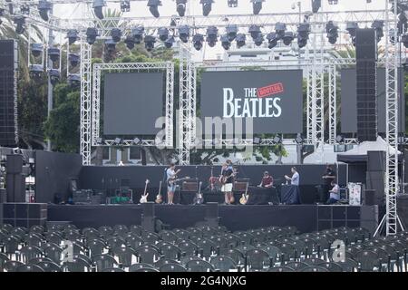 Las Palmas, Grande Canarie, Îles Canaries, Espagne. 22 juin 2021. Presque toutes les dates de concert au Royaume-Uni ont été reportées en raison du groupe d'hommage de Covid, The Bootleg Beatles, basé au Royaume-Uni, qui a passé son contrôle sonore avant un concert en plein air à Las Palmas sur Gran Canaria. Ils ont effectué plus de 4,000 fois depuis leur établissement en mars 1980. Crédit : Alan Dawson/Alay Live News Banque D'Images