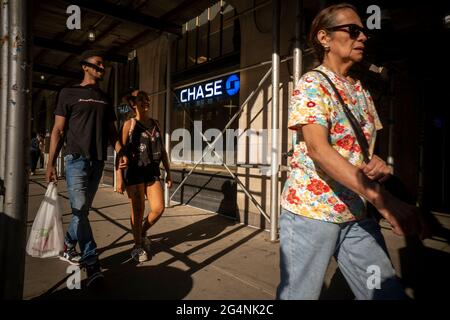 Les gens marchent devant une succursale de JP Morgan Chase Bank à Chelsea à New York le mercredi 16 juin 2021. (© Richard B. Levine) Banque D'Images