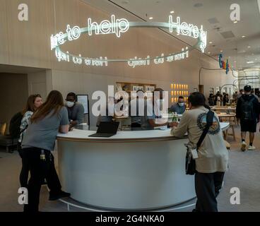 Les visiteurs cherchent de l'aide technologique dans le premier magasin permanent Google Store à Chelsea à New York le jour de son ouverture, le jeudi 17 juin 2021. Google aficionados peut échantillonner et acheter les différents téléphones, dispositifs de nid et autres matériels vendus par la société de technologie. (© Richard B. Levine) Banque D'Images