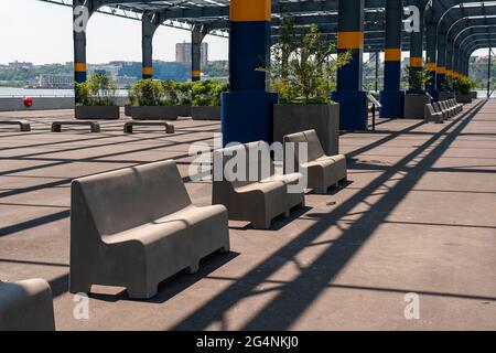 Quai 76 récemment ouvert dans le parc de la rivière Hudson à New York le jeudi 10 juin 2021. La jetée était la maison de la NYPD TOW Pound. (© Richard B. Levine) Banque D'Images