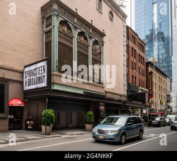 Le chapiteau du St. James Theatre, situé à proximité de Broadway, à New York, le mardi 8 juin 2021, est décoré pour le prochain « Springsteen on Broadway ». Les billets sont en vente le 10 juin et le spectacle est prévu pour le 26 juin. Les participants doivent présenter une preuve de vaccination contre le COVID-19. Le spectacle sera la première production de Broadway à ouvrir depuis la fermeture de mars 2020. (© Richard B. Levine) Banque D'Images