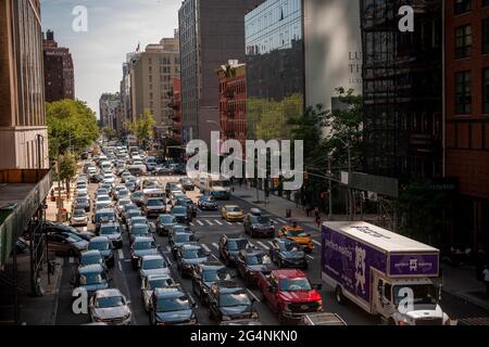 Des véhicules obstruent la dixième avenue à New York, approchant le tunnel Lincoln le vendredi 18 juin 2021. Les reporters de la circulation indiquent qu'il faut attendre 90 minutes pour s'échapper de la ville par le tunnel Lincoln et 60 minutes par le tunnel Holland. (© Richard B. Levine) Banque D'Images