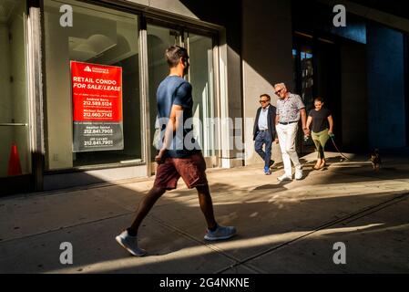 Les gens marchent devant un espace de vente au détail vacant dans le quartier de Chelsea, à New York, le mercredi 16 juin 2021. (© Richard B. Levine) Banque D'Images