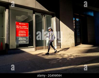 Les gens marchent devant un espace de vente au détail vacant dans le quartier de Chelsea, à New York, le mercredi 16 juin 2021. (© Richard B. Levine) Banque D'Images