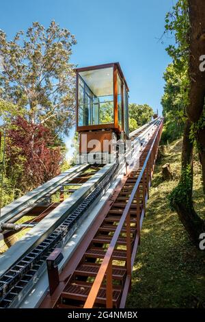 Accès par ascenseur au château de Leiria au Portugal, par une journée ensoleillée. Banque D'Images