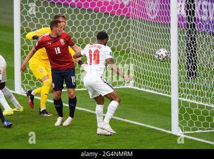 Londres, Royaume-Uni. 22 juin 2021 - Angleterre / Ecosse - UEFA Euro 2020 Group D Match - Wembley - Londres Raheem Sterling marque un titre lors du match UEFA Euro 2020 Group D au Wembley Stadium, Londres. Crédit photo : © Mark pain / Alamy Live News Banque D'Images