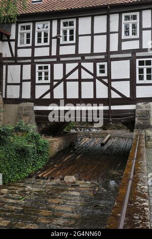 Maison médiévale à colombages blanche dans la ville historique de Goslar, en Allemagne, sur un bois Banque D'Images