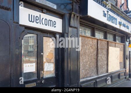 Fermé en bas pub à bord, Bridge Street, Stafford, Staffordshire, Angleterre, Royaume-Uni Banque D'Images