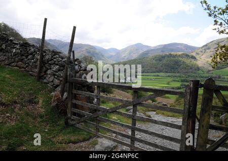 En regardant vers Borrowdale et les coquillages environnants. Le chemin de Watendlath à Rosthwaite est un parcours populaire auprès des randonneurs et des motards de montagne. Banque D'Images