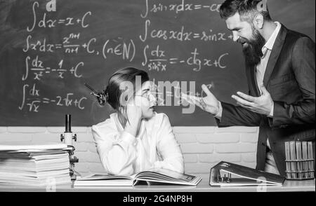 Situation de conflit. Conflit scolaire. Chargé de cours exigeant. Enseignant strict sérieux barbu homme ayant un conflit avec la fille étudiante. Homme malheureux Banque D'Images