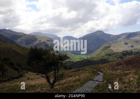 En regardant vers Borrowdale et les coquillages environnants. Le chemin de Watendlath à Rosthwaite est un parcours populaire auprès des randonneurs et des motards de montagne. Banque D'Images