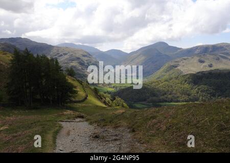 En regardant vers Borrowdale et les coquillages environnants. Le chemin de Watendlath à Rosthwaite est un parcours populaire auprès des randonneurs et des motards de montagne. Banque D'Images