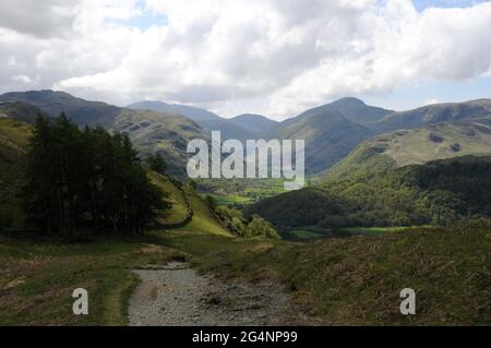 En regardant vers Borrowdale et les coquillages environnants. Le chemin de Watendlath à Rosthwaite est un parcours populaire auprès des randonneurs et des motards de montagne. Banque D'Images