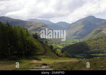 En regardant vers Borrowdale et les coquillages environnants. Le chemin de Watendlath à Rosthwaite est un parcours populaire auprès des randonneurs et des motards de montagne. Banque D'Images