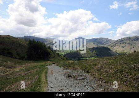 En regardant vers Borrowdale et les coquillages environnants. Le chemin de Watendlath à Rosthwaite est un parcours populaire auprès des randonneurs et des motards de montagne. Banque D'Images