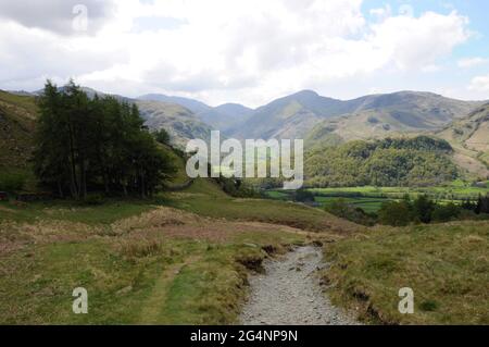 En regardant vers Borrowdale et les coquillages environnants. Le chemin de Watendlath à Rosthwaite est un parcours populaire auprès des randonneurs et des motards de montagne. Banque D'Images