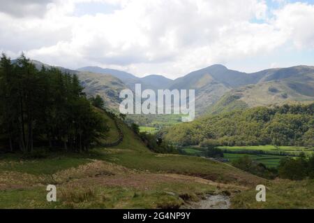 En regardant vers Borrowdale et les coquillages environnants. Le chemin de Watendlath à Rosthwaite est un parcours populaire auprès des randonneurs et des motards de montagne. Banque D'Images