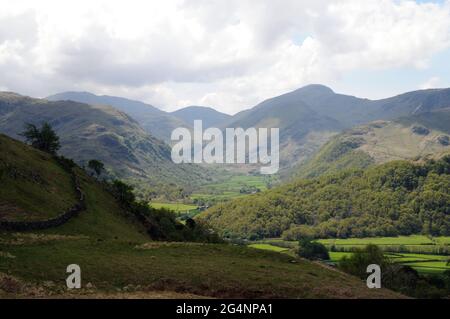 En regardant vers Borrowdale et les coquillages environnants. Le chemin de Watendlath à Rosthwaite est un parcours populaire auprès des randonneurs et des motards de montagne. Banque D'Images